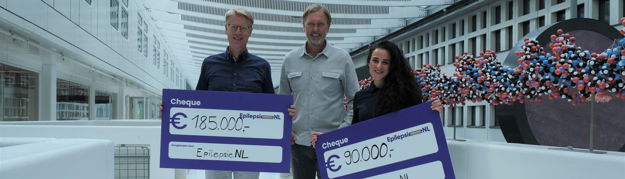 Overhandiging cheque door Joost Wijnhoud aan Michela Maresca en Ype Elgersma