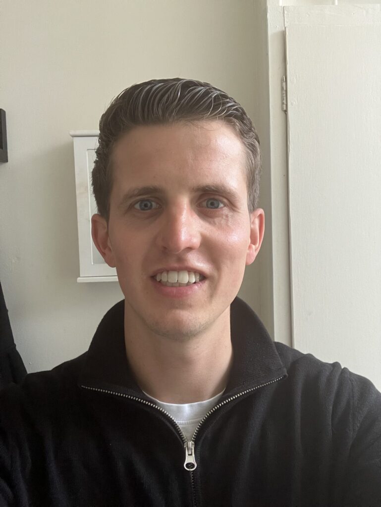 Lachen op de foto, maar wat zit er achter de lach..